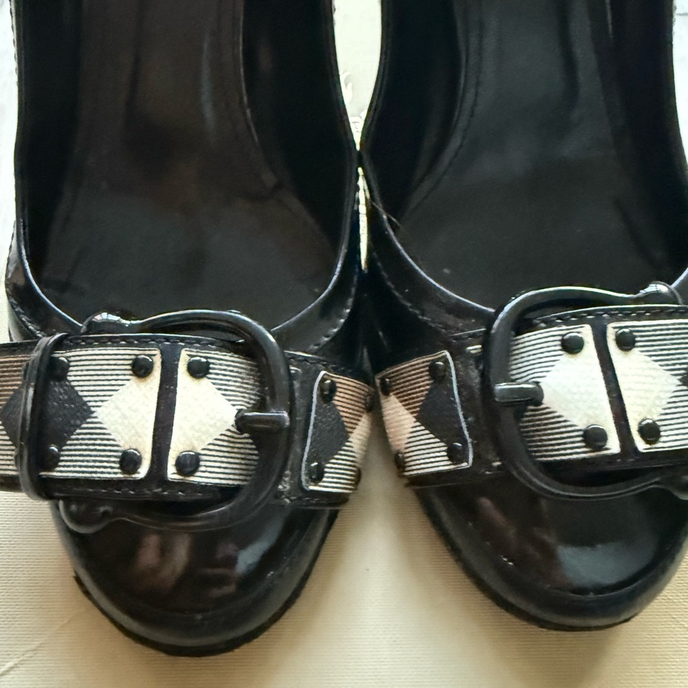 Burberry Black Patent Leather Pumps with Check Buckle. Size 36 - Picture 3 of 9